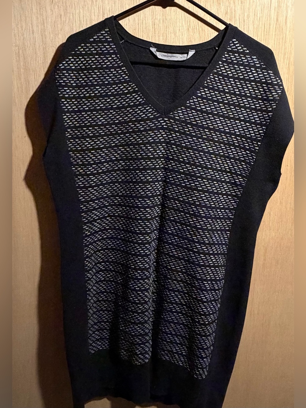 Athleta Black V-Neck Knit Top with Gray Pattern